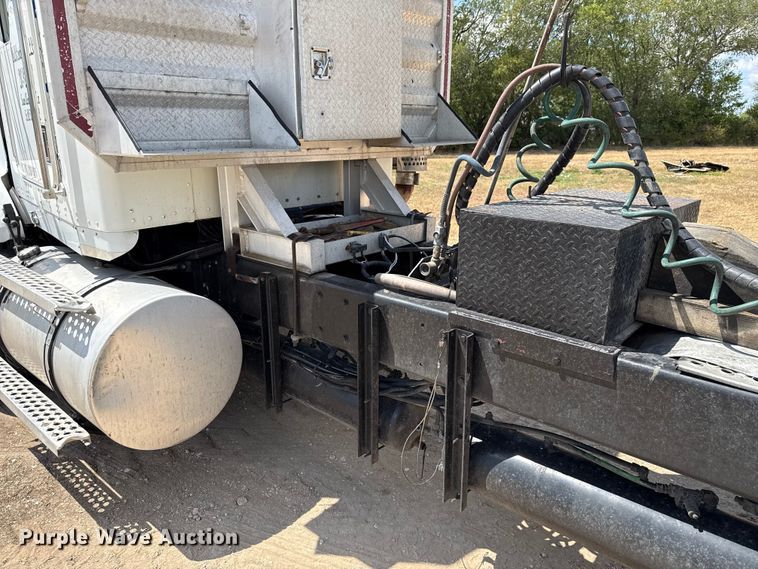 image for item ED5871 1999 Kenworth T800 semi truck