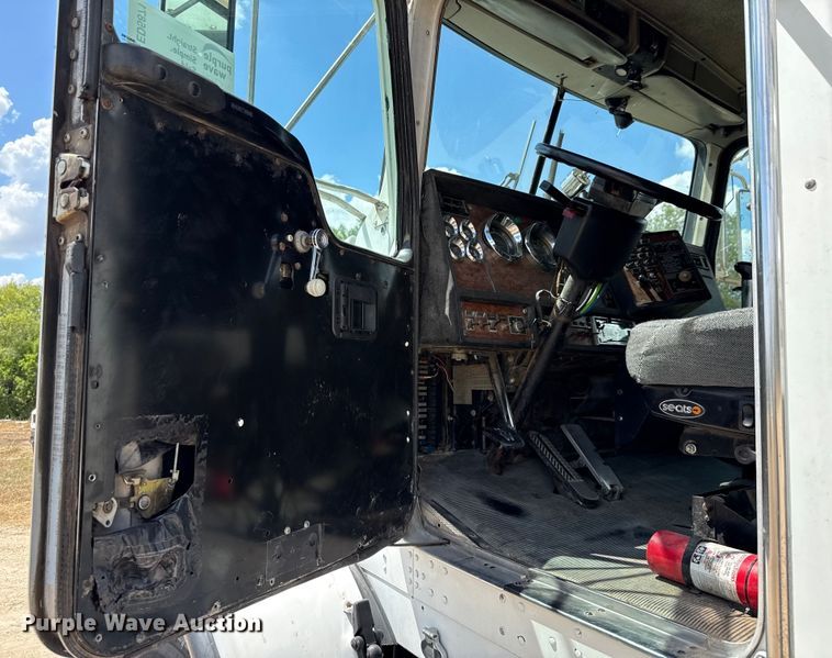 image for item ED5871 1999 Kenworth T800 semi truck