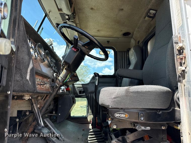 image for item ED5871 1999 Kenworth T800 semi truck