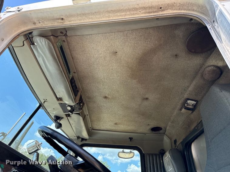 image for item ED5871 1999 Kenworth T800 semi truck
