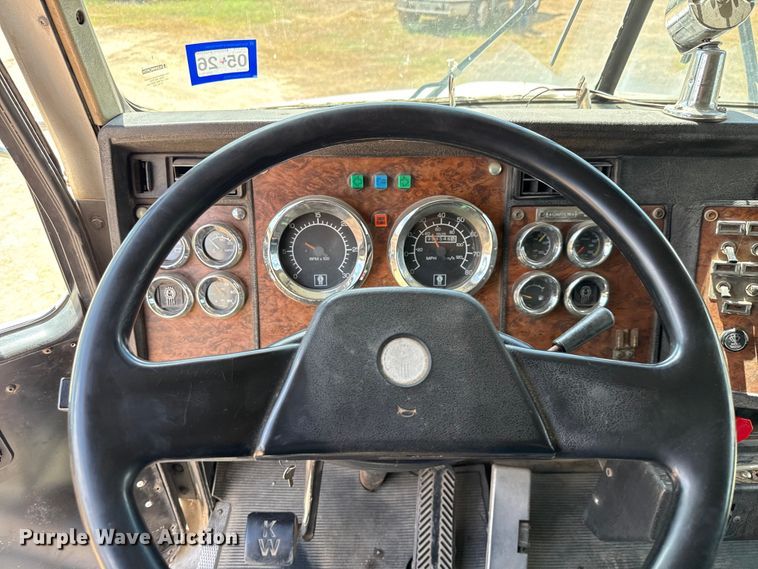 image for item ED5871 1999 Kenworth T800 semi truck