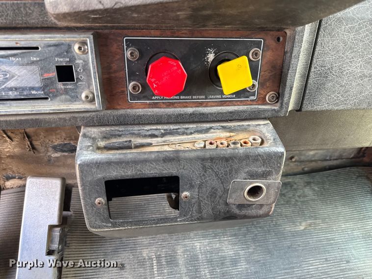 image for item ED5871 1999 Kenworth T800 semi truck