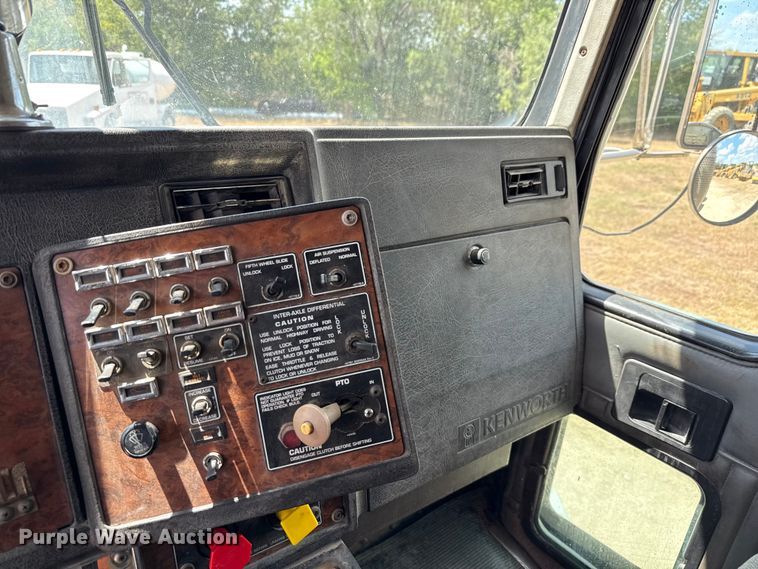 image for item ED5871 1999 Kenworth T800 semi truck