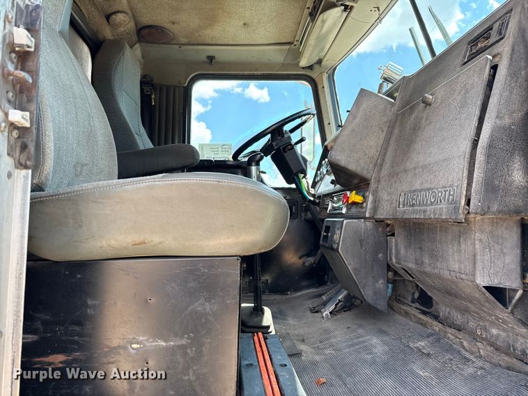 image for item ED5871 1999 Kenworth T800 semi truck