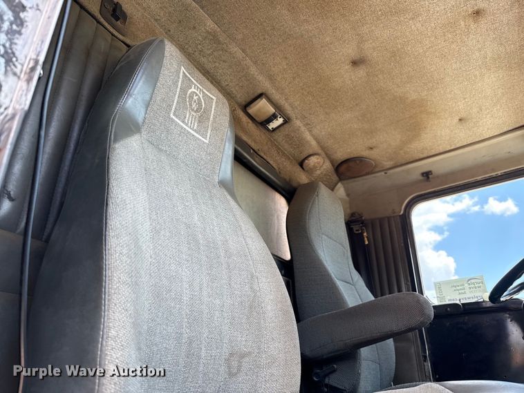 image for item ED5871 1999 Kenworth T800 semi truck
