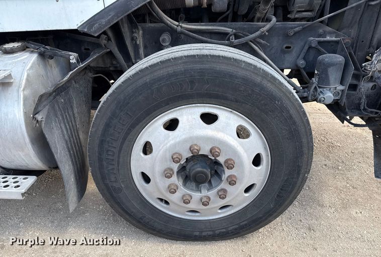 image for item ED5871 1999 Kenworth T800 semi truck