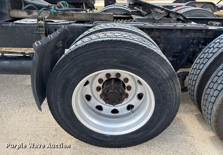 image for item ED5871 1999 Kenworth T800 semi truck