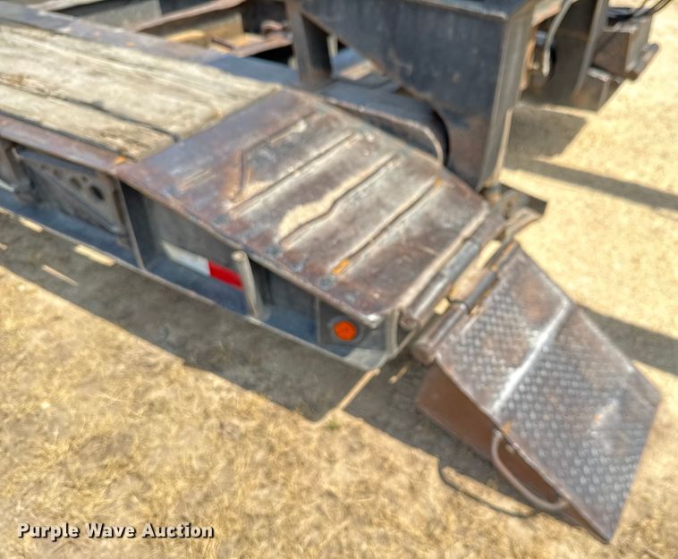 image for item ED5872 2004 Witzco Challenger RG-35 lowboy equipment trailer