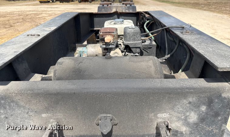 image for item ED5872 2004 Witzco Challenger RG-35 lowboy equipment trailer