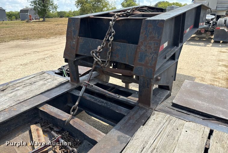 image for item ED5872 2004 Witzco Challenger RG-35 lowboy equipment trailer