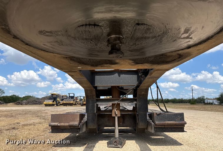 image for item ED5872 2004 Witzco Challenger RG-35 lowboy equipment trailer