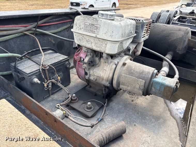 image for item ED5872 2004 Witzco Challenger RG-35 lowboy equipment trailer