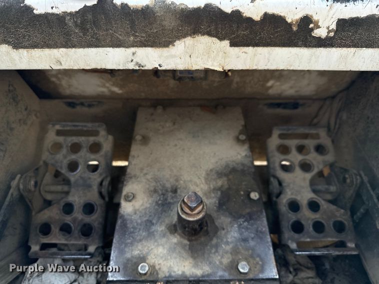 image for item ED5877 2004 Bobcat S185 skid steer loader