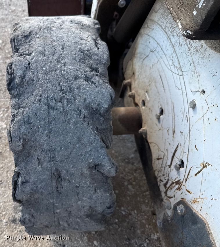 image for item ED5877 2004 Bobcat S185 skid steer loader