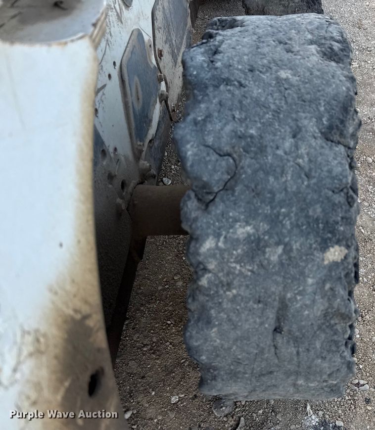 image for item ED5877 2004 Bobcat S185 skid steer loader