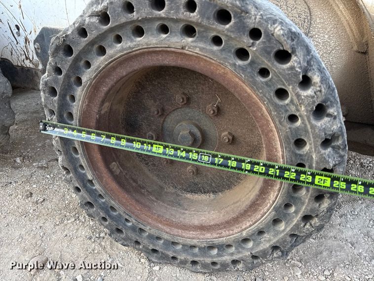 image for item ED5877 2004 Bobcat S185 skid steer loader