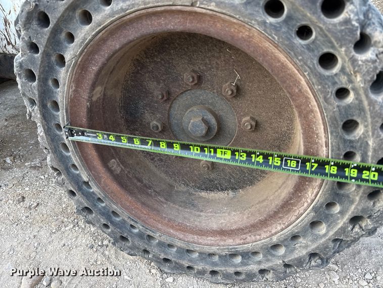 image for item ED5877 2004 Bobcat S185 skid steer loader