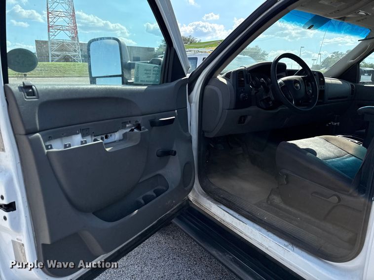 image for item ED5901 2013 Chevrolet Silverado 3500 HD bucket truck