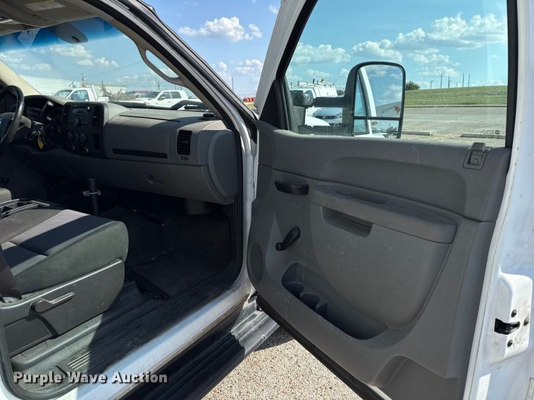 image for item ED5901 2013 Chevrolet Silverado 3500 HD bucket truck