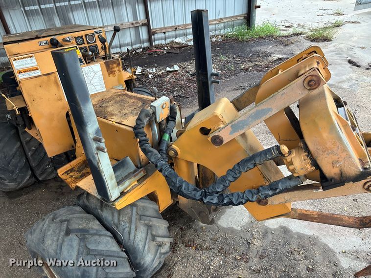 image for item EE3952 Case Maxi trencher