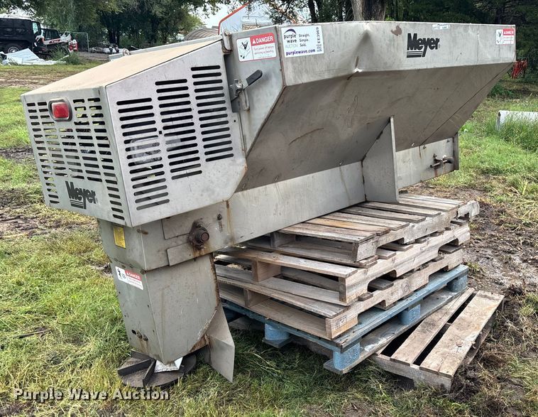 image for item EE3969 Meyer spreader