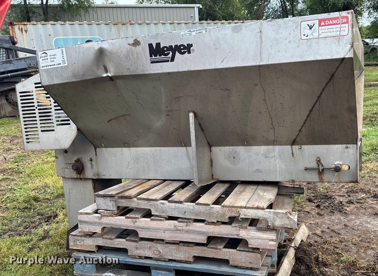 image for item EE3969 Meyer spreader