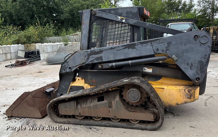 image for item EE3971 New Holland tracked skid steer loader