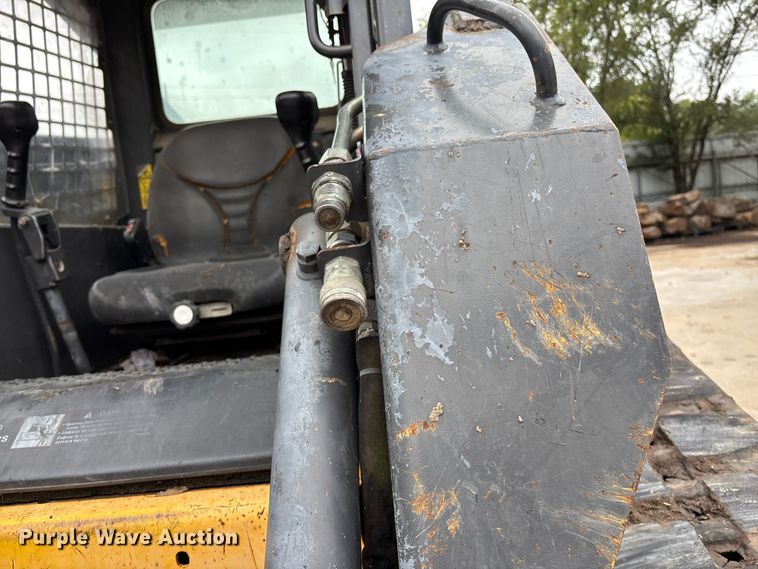 image for item EE3971 New Holland tracked skid steer loader