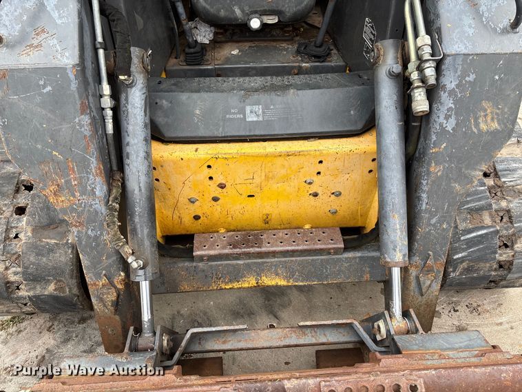 image for item EE3971 New Holland tracked skid steer loader