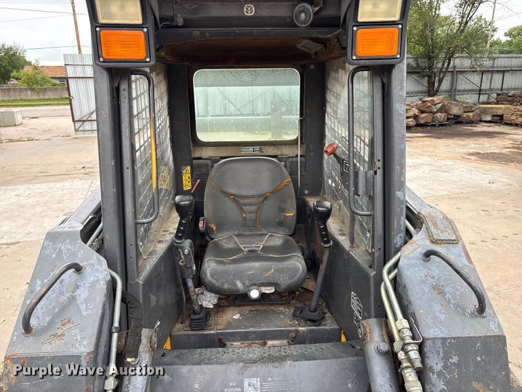 image for item EE3971 New Holland tracked skid steer loader