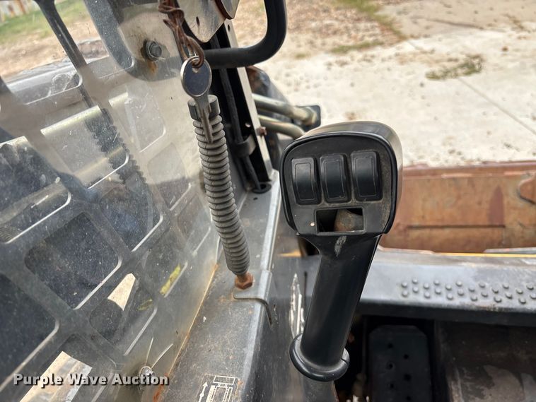 image for item EE3971 New Holland tracked skid steer loader