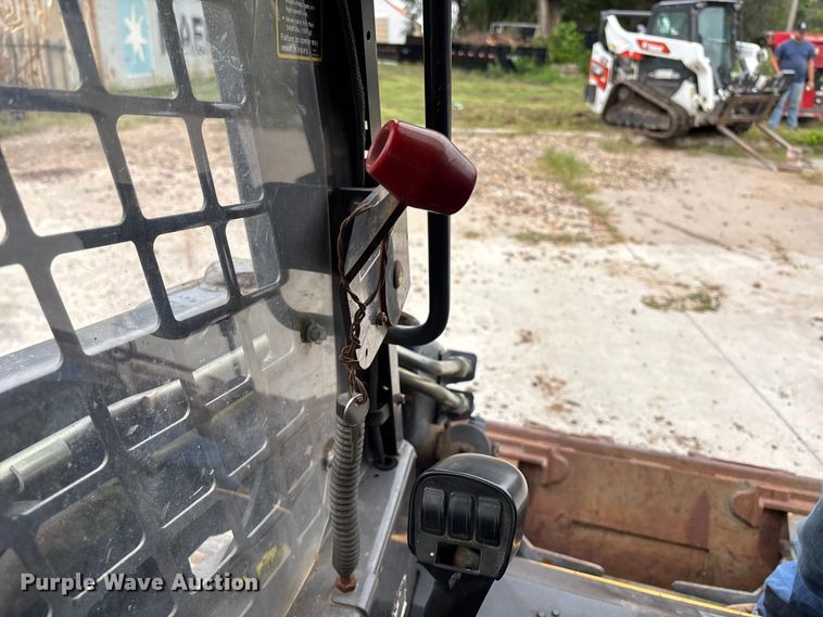 image for item EE3971 New Holland tracked skid steer loader