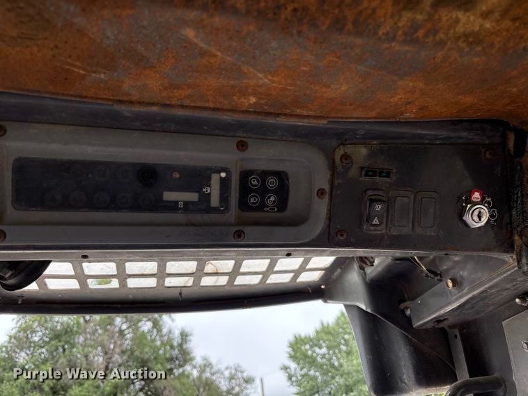 image for item EE3971 New Holland tracked skid steer loader