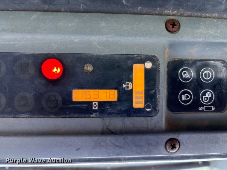 image for item EE3971 New Holland tracked skid steer loader