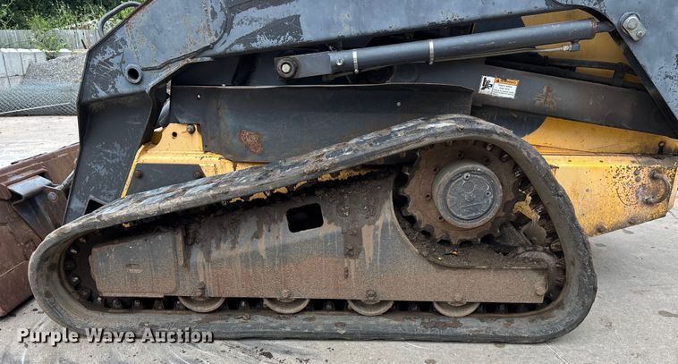 image for item EE3971 New Holland tracked skid steer loader