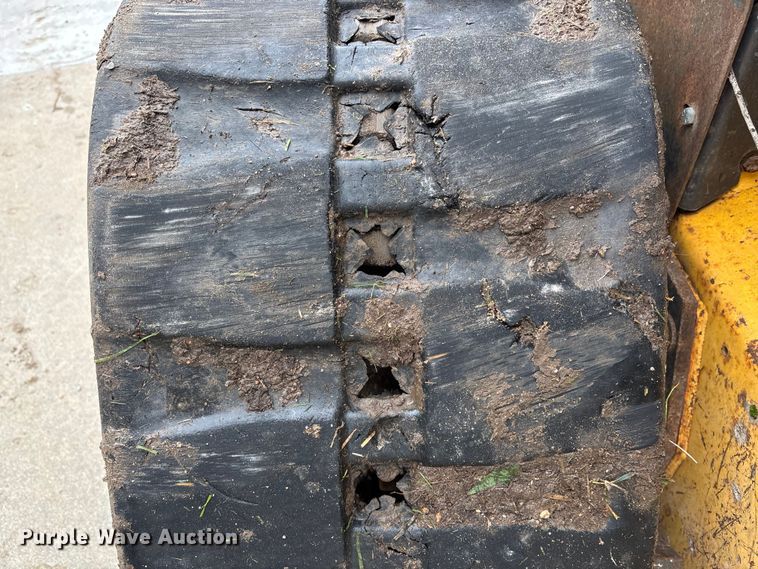 image for item EE3971 New Holland tracked skid steer loader