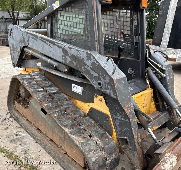 image for item EE3971 New Holland tracked skid steer loader