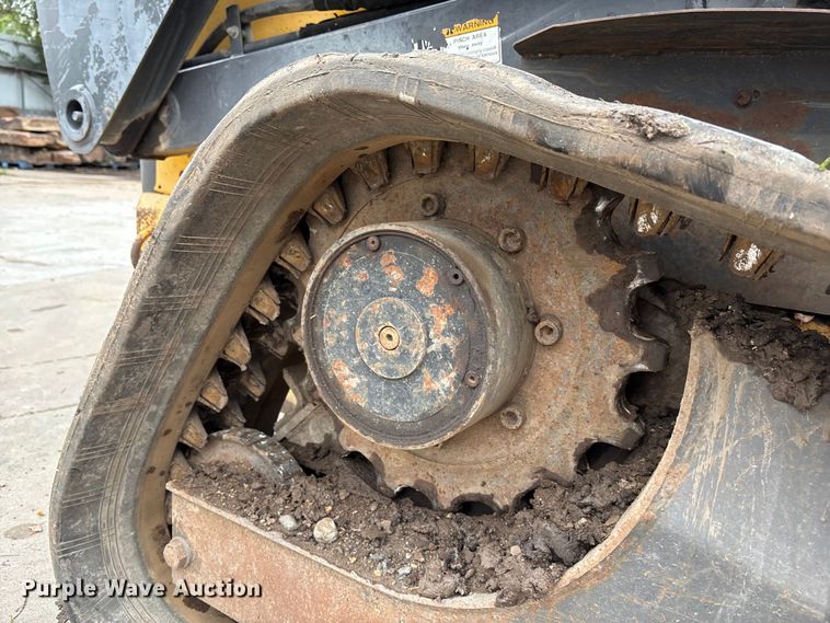 image for item EE3971 New Holland tracked skid steer loader