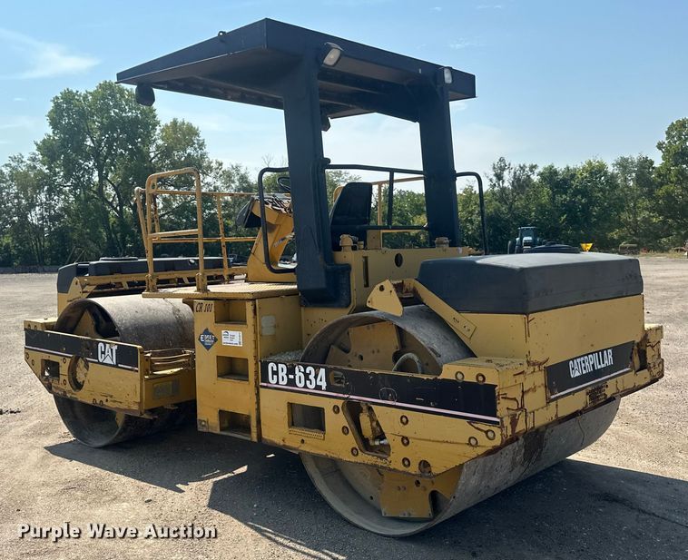 image for item EE4012 1995 Caterpillar CB-634 double drum vibratory roller