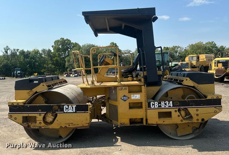 image for item EE4012 1995 Caterpillar CB-634 double drum vibratory roller