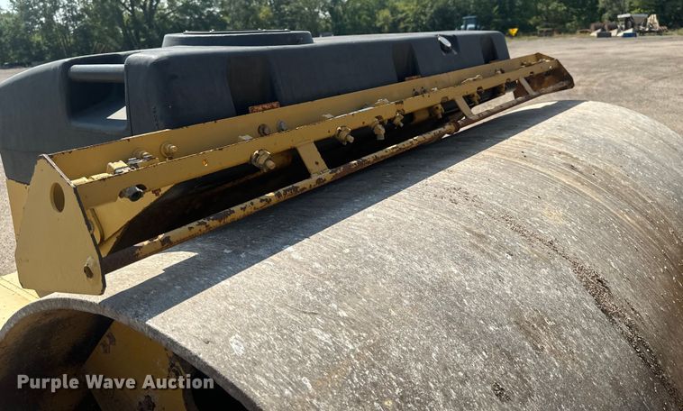 image for item EE4012 1995 Caterpillar CB-634 double drum vibratory roller