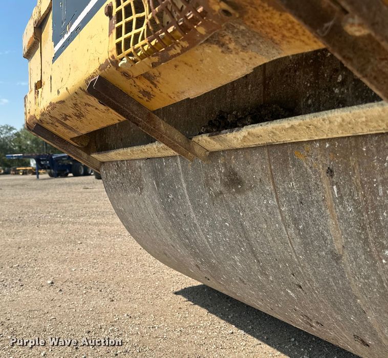 image for item EE4012 1995 Caterpillar CB-634 double drum vibratory roller