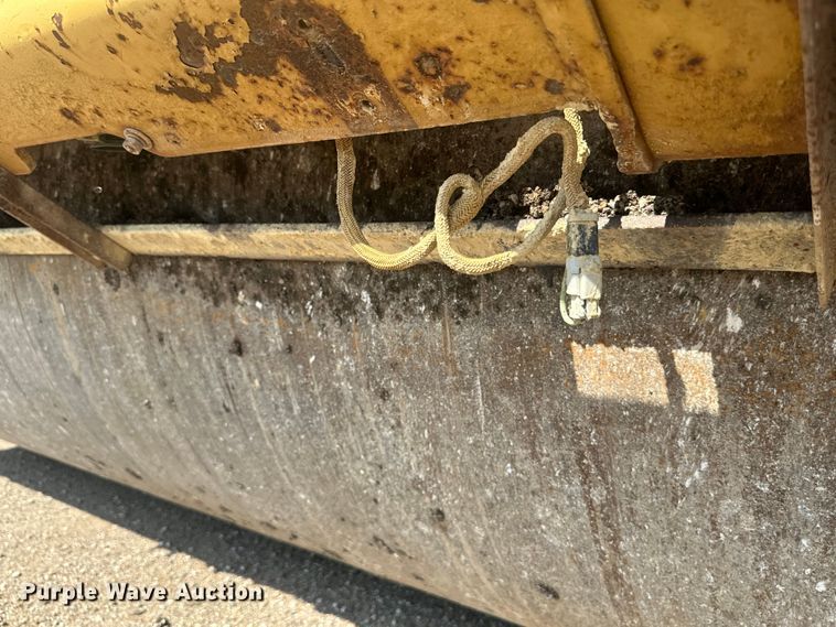 image for item EE4012 1995 Caterpillar CB-634 double drum vibratory roller