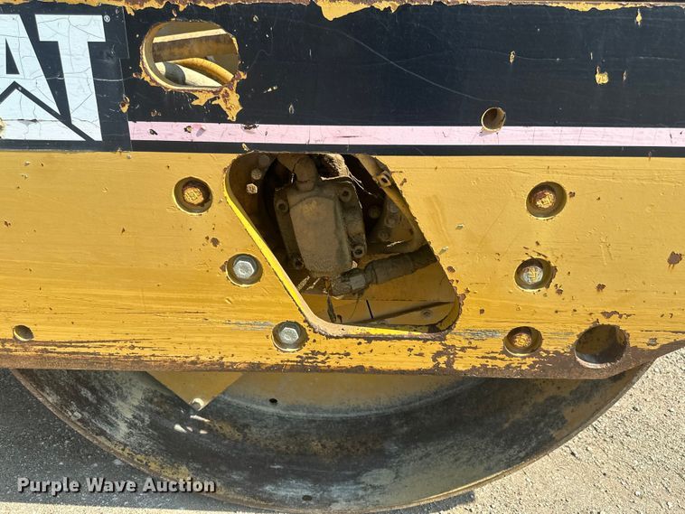 image for item EE4012 1995 Caterpillar CB-634 double drum vibratory roller