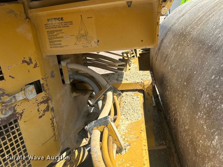 image for item EE4012 1995 Caterpillar CB-634 double drum vibratory roller
