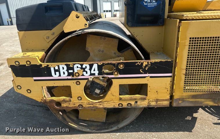image for item EE4012 1995 Caterpillar CB-634 double drum vibratory roller