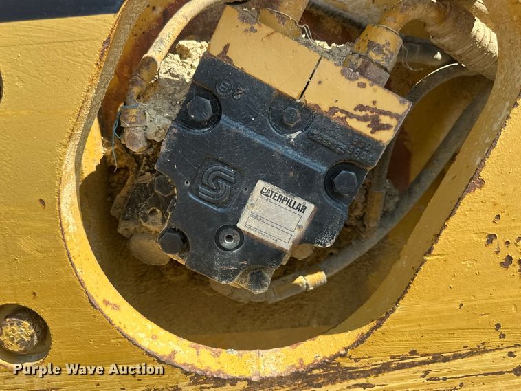 image for item EE4012 1995 Caterpillar CB-634 double drum vibratory roller