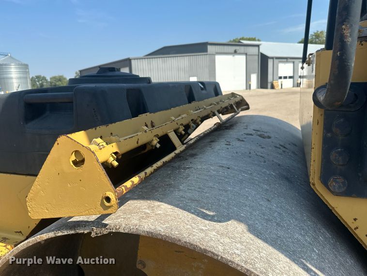 image for item EE4012 1995 Caterpillar CB-634 double drum vibratory roller