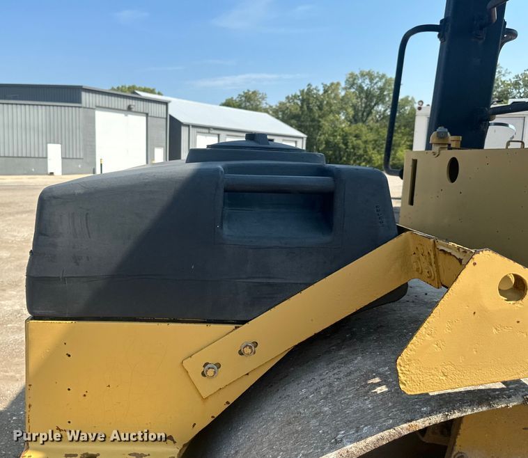 image for item EE4012 1995 Caterpillar CB-634 double drum vibratory roller