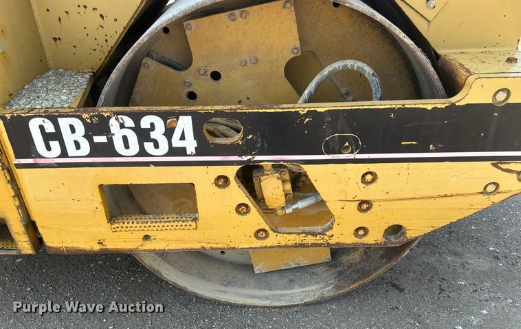 image for item EE4012 1995 Caterpillar CB-634 double drum vibratory roller